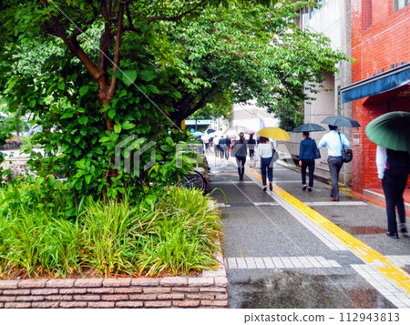 Work scene on a rainy day 112943813