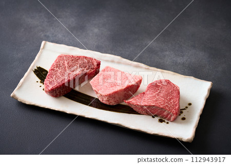 Domestic Kuroge Wagyu beef, 3 types of parts, rump, Tomo triangle, Shinshin 112943917