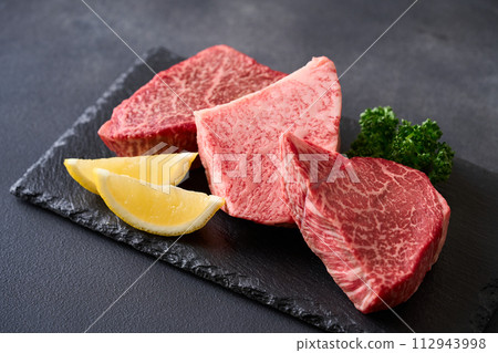 Domestic Kuroge Wagyu beef, 3 types of parts, rump, Tomo triangle, Shinshin Domestic Kuroge Wagyu beef, 3 types of parts, rump, Tomo triangle, Shinshin 112943998
