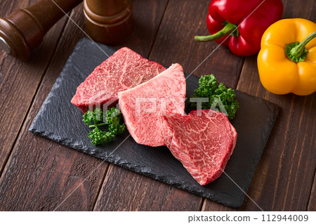Domestic Kuroge Wagyu beef, 3 types of parts, rump, Tomo triangle, Shinshin 112944009