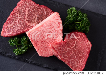 Domestic Kuroge Wagyu beef, 3 types of parts, rump, Tomo triangle, Shinshin 112944017