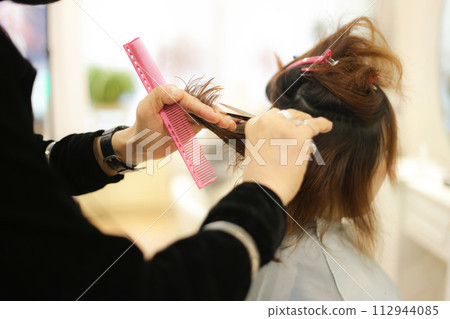 男理髮師給女人剪頭髮 男理髮師給女人剪頭髮 112944085