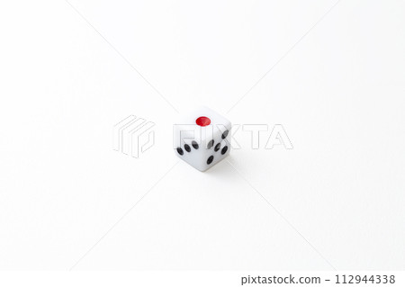 白色背景上的骰子 白色背景上的骰子 112944338