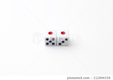 白色背景上的骰子 白色背景上的骰子 112944339