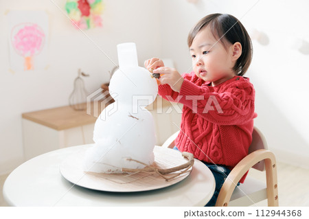 嬰兒在室內裝飾雪人 112944368