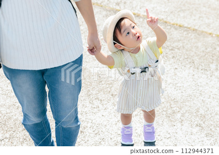 嬰兒與媽媽手牽手行走、指點、興趣、好奇心、問題、散步、郊遊、遊樂園 112944371
