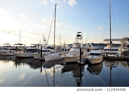 巡洋艦停泊在陽光明媚的祖師碼頭 112944486