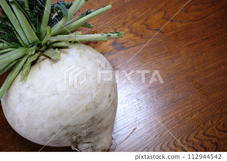 桌上放著一個大櫻島蘿蔔 112944542