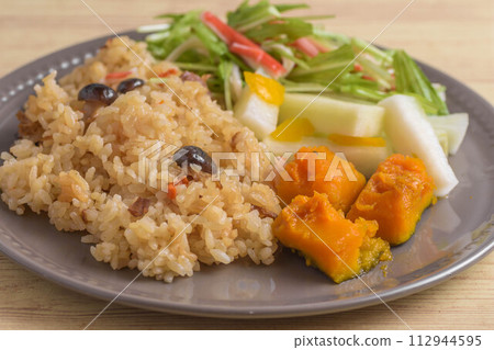 一盤米飯和蔬菜 112944595