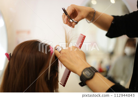 男理髮師給女人剪頭髮 112944843