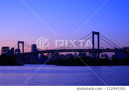黃昏時的城市景觀，可見彩虹橋 112945261