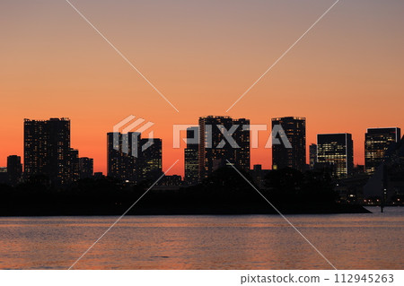 黃昏時的城市景觀，可見彩虹橋 112945263