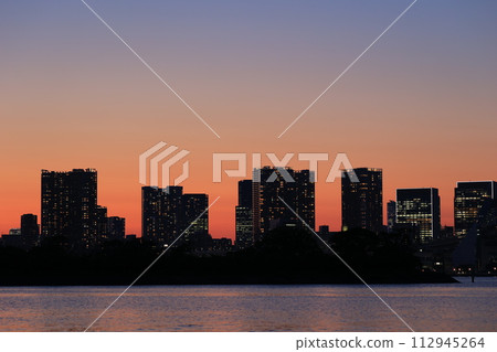 黃昏時的城市景觀，可見彩虹橋 112945264