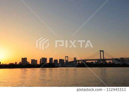 黃昏時的城市景觀，可見彩虹橋 112945311