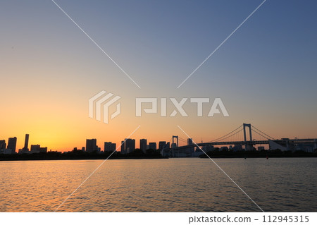 黃昏時的城市景觀,可見彩虹橋 黃昏時的城市景觀,可見彩虹橋 112945315