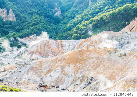 北海道登別市的熱門旅遊勝地登別溫泉風景“登別地獄谷” 112945442