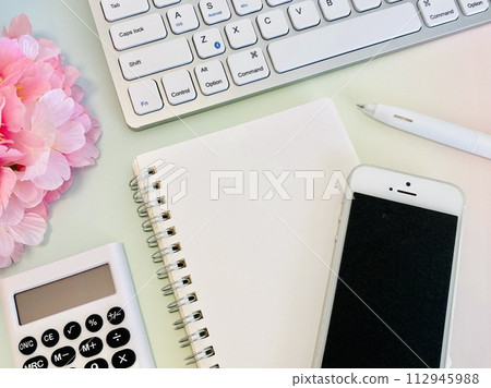 On the desk (spring) 112945988