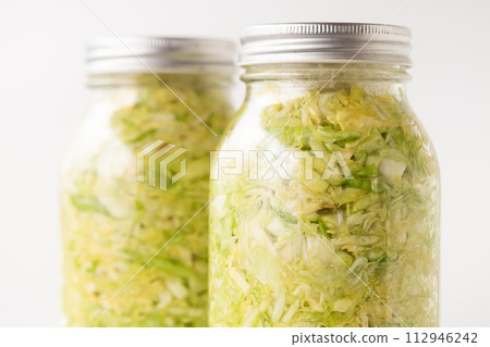 Homemade choucroute during lactic acid fermentation 112946242