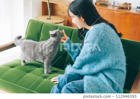 一個女人和一隻貓住在一起 112946393