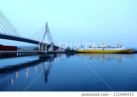 Hakkodamaru and Aomori Bay Bridge before sunrise, Aomori Love Bridge Hakkodamaru and Aomori Bay Bridge before sunrise, Aomori Love Bridge 112946415