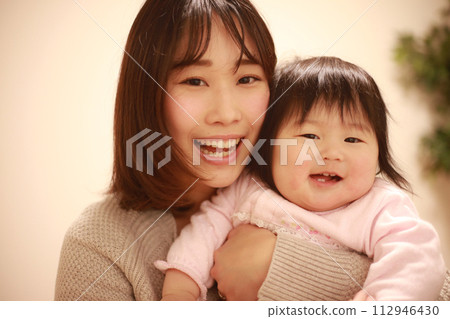 Smile parent and child 112946430