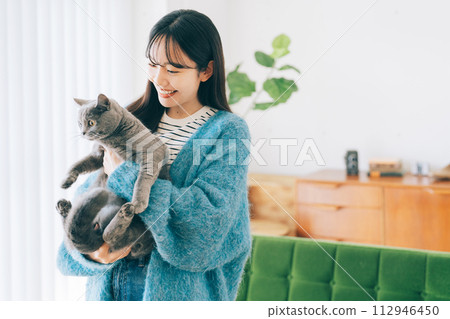 Woman holding a cat 112946450