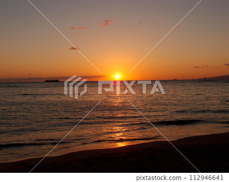 Sunset over ocean on Kaimana Beach Sunset over ocean on Kaimana Beach 112946641