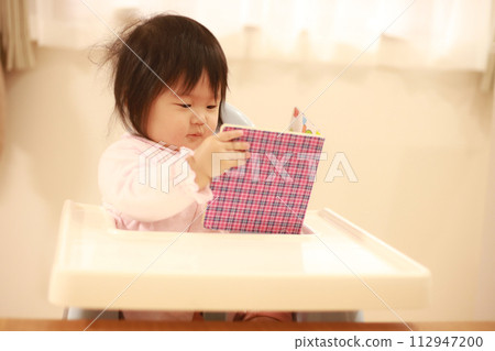 baby reading picture book baby reading picture book 112947200