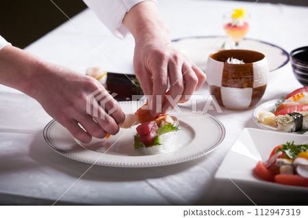 法國廚師，提供食物的手特寫，準備食物的男人 112947319