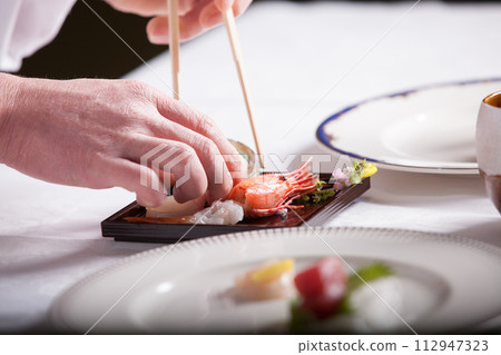 法國廚師，提供食物的手特寫，準備食物的男人 112947323