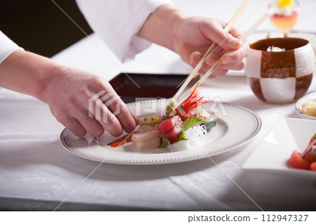 法國廚師，提供食物的手特寫，準備食物的男人 112947327