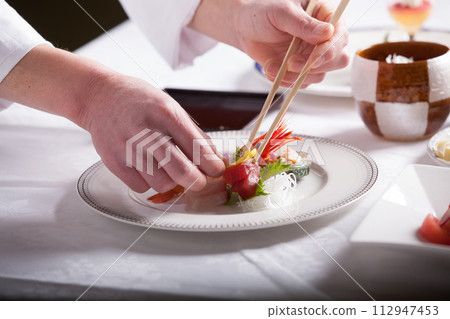 法國廚師，提供食物的手特寫，工作場景 112947453