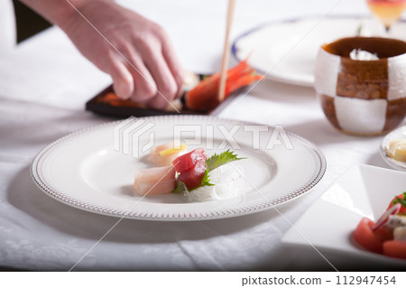 法國廚師，提供食物的手特寫，工作場景 112947454