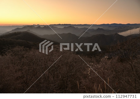 從輕井澤舊碓冰峠觀景台看白霜樹、日出天空和妙義山山脈 112947731