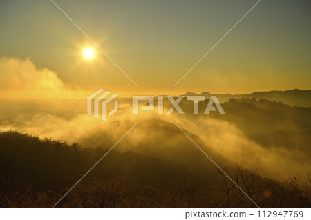 從輕井澤舊碓冰峠展望台欣賞日出和妙義山脈 從輕井澤舊碓冰峠展望台欣賞日出和妙義山脈 112947769