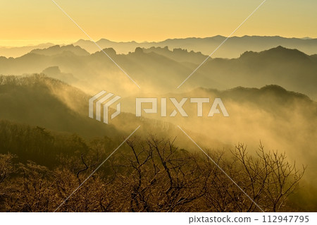 從輕井澤舊碓冰峠瞭望台眺望霧氣和日出天空中的妙義山脈 從輕井澤舊碓冰峠瞭望台眺望霧氣和日出天空中的妙義山脈 112947795