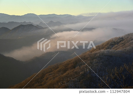 從輕井澤的舊碓冰峠展望台到被霧氣和白霜覆蓋的山脈、西上州和奧道部的山脈 112947804