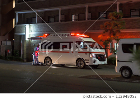 夜間在城市運送人員的救護車的圖像 夜間在城市運送人員的救護車的圖像 112949052