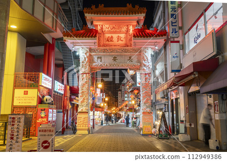 Night view of Nankinmachi, Kobe, Choanmon Gate 112949386