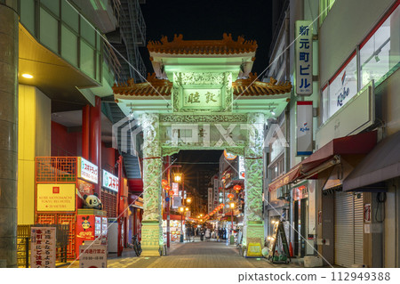 Night view of Nankinmachi, Kobe, Choanmon Gate 112949388