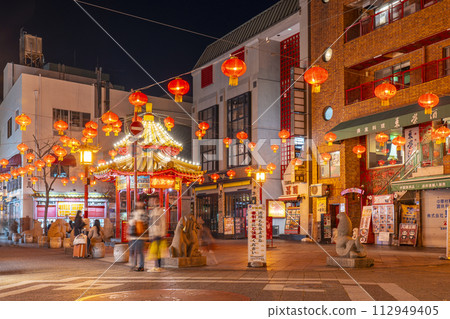 神戶南京町夜景-南京町廣場的標誌性建築“東屋” 神戶南京町夜景-南京町廣場的標誌性建築“東屋” 112949405