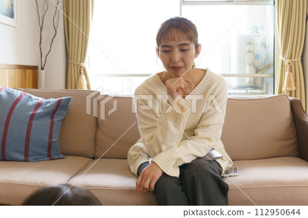 母親照顧她的孩子 母親照顧她的孩子 112950644