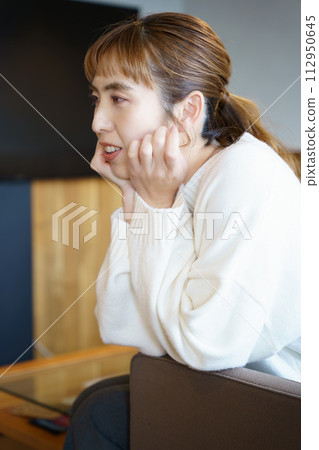 母親照顧她的孩子 母親照顧她的孩子 112950645