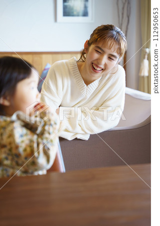 母親照顧她的孩子 母親照顧她的孩子 112950653