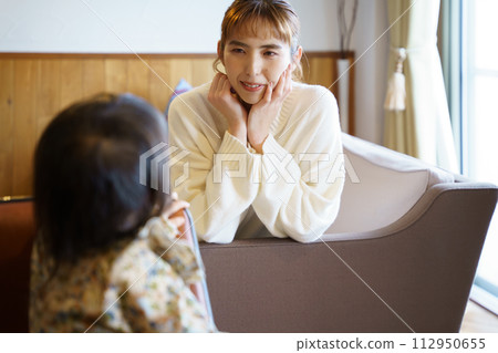 母親照顧她的孩子 母親照顧她的孩子 112950655