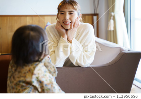 母親照顧她的孩子 母親照顧她的孩子 112950656