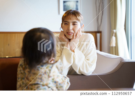 母親照顧她的孩子 母親照顧她的孩子 112950657
