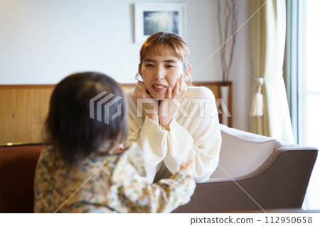 母親照顧她的孩子 母親照顧她的孩子 112950658