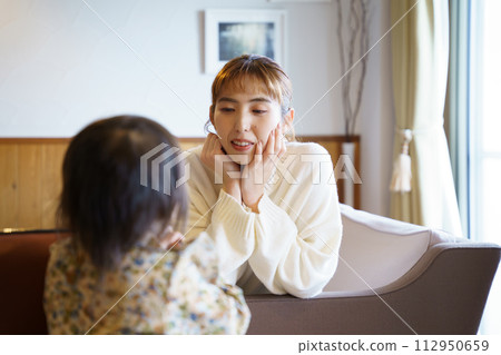 母親照顧她的孩子 母親照顧她的孩子 112950659
