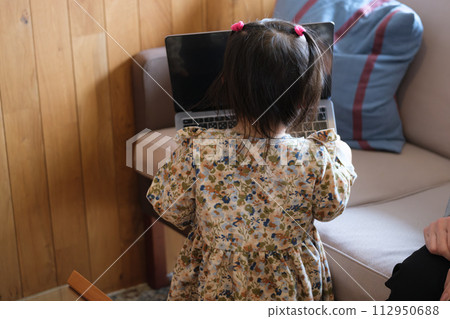 A woman who balances work and childcare through telework 112950688